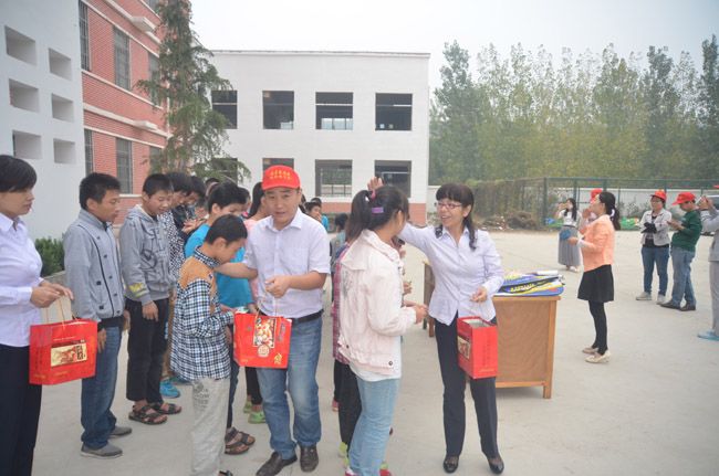 中秋慰問(wèn)師生暖-社會(huì)支援月餅甜-人元生物公司參與中秋慰問(wèn)捐贈(zèng)活動(dòng)