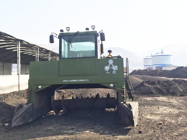 河南鶴壁市有機(jī)肥翻堆機(jī)設(shè)備哪個(gè)廠家好？