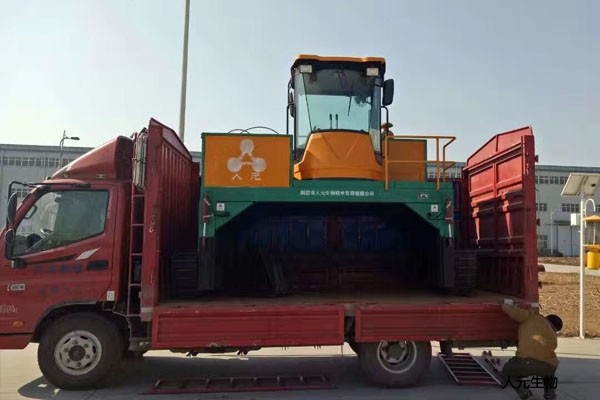 履帶式翻堆機工作原理簡單，翻堆效果卻不錯