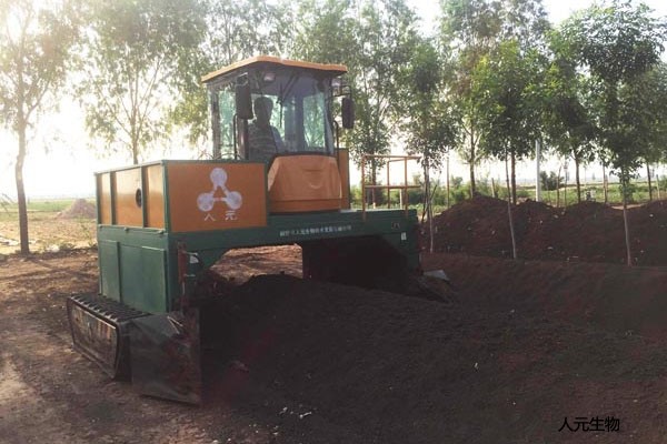 履帶式翻堆機工作原理簡單，翻堆效果卻不錯