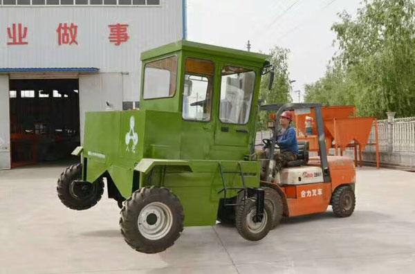 RYFD2000型輪式翻堆機山東批量發(fā)貨裝車運輸過程